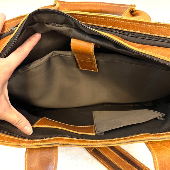 Canyon Outback Distressed Brown Leather Messenger Bag - Picture 6 of 12